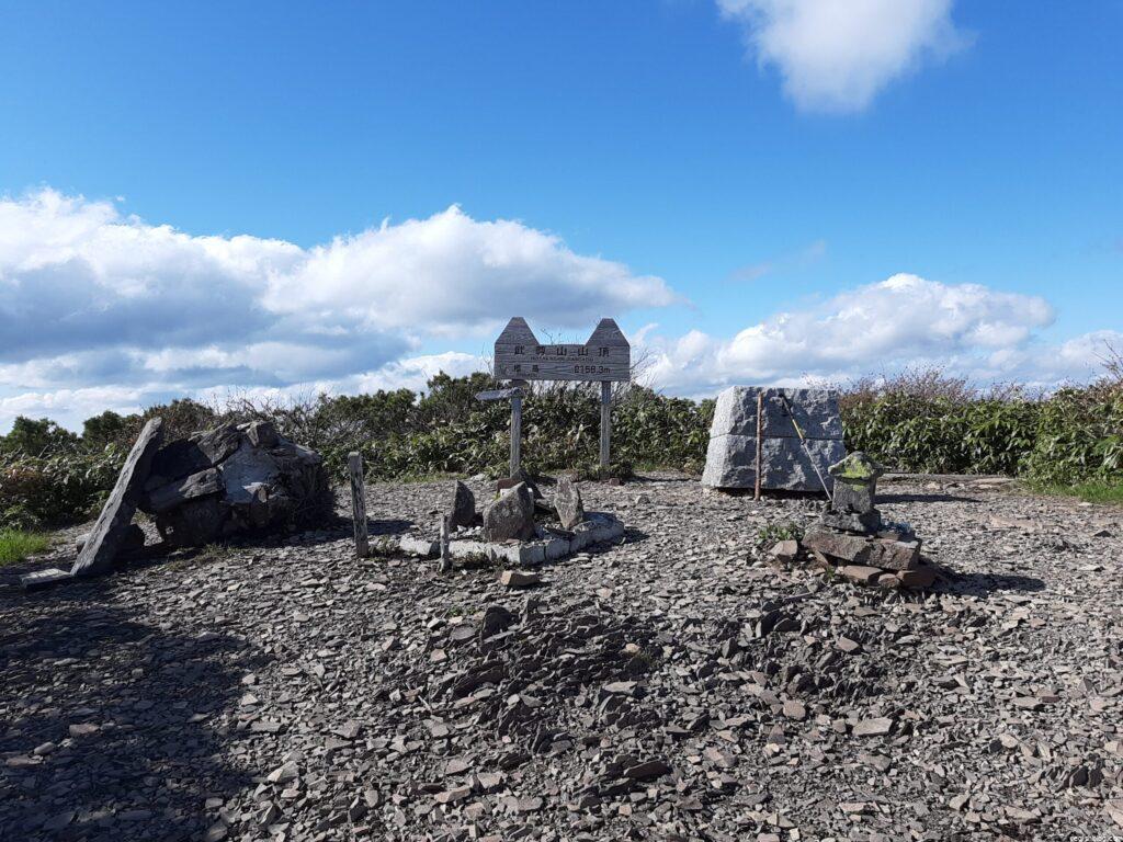 誰もいない静かな山頂