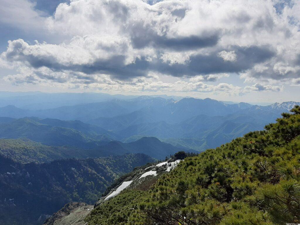 まだまだ登山道には大量に雪が残っている