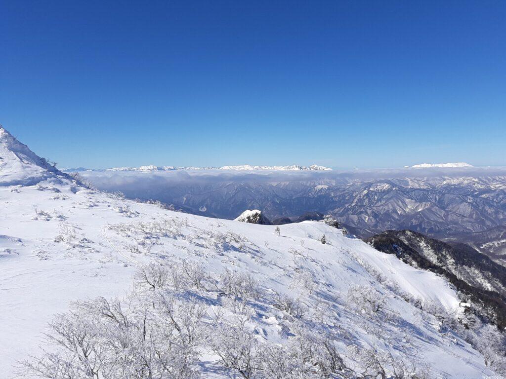 このような眺望を見ながら山頂へ