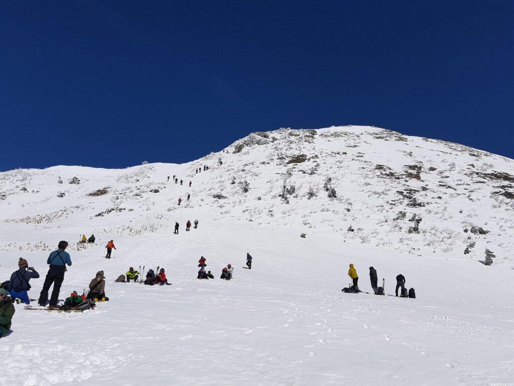 頂上前の休憩スペースには沢山の登山者が