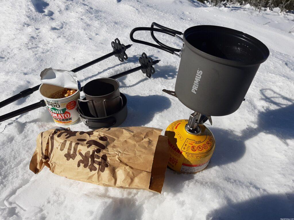 山頂から少し離れてご飯をいただく